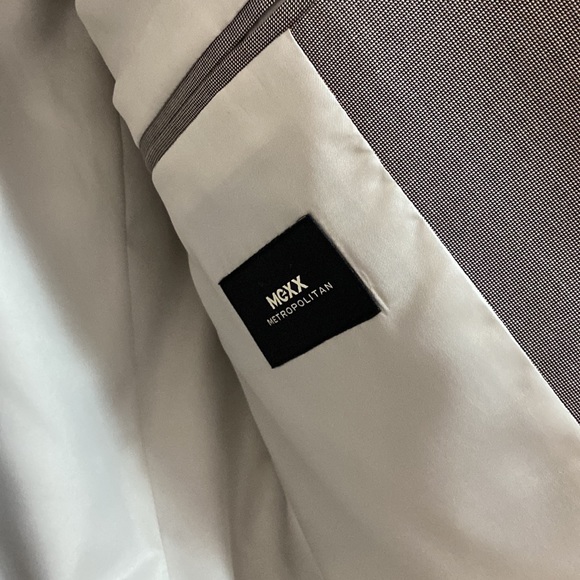 Men’s Suit - Picture 2 of 7